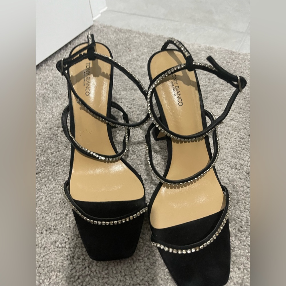 Tong Bianco Shy Sandal in Black